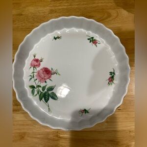 Beautiful Floral Scalloped Ceramic Pie dish by Chrisineholm New